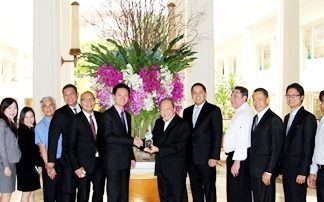Chatchawal Supachayanont (centre right), GM of Dusit Thani Pattaya together with his management team celebrate yet again on winning an award from Pegas Touristik (Thailand) recognising the Dusit Thani Pattaya as one of the Best Five-Star Hotels in the resort city. Four other Pattaya hotels were recognized during a ceremony held at Nai Lert Park in Bangkok. This achievement comes on the heels of the Coral Starway Awards, presented by a Russian award-giving body that recognizes the value of excellent hotel performances worldwide.