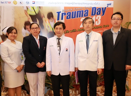 Dr. Supakorn Winnawan (centre), Deputy Director of the Bangkok Hospital Pattaya officially opened the 2nd Trauma Day - Emergency Medical Personal Development Program 2013 at the medical facilities recently. The training focused on giving doctors, nurses and rescue workers the extra skills needed to effectively administer emergency treatment to accident victims.