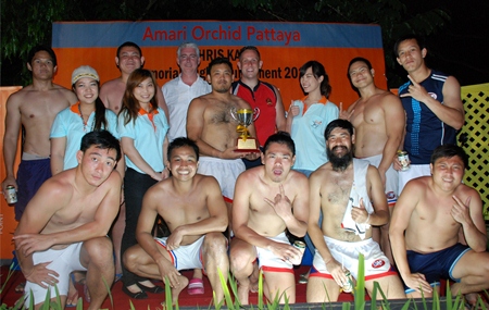 Brendan Daly (3rd left back row), GM of Amari Orchid Pattaya stands proudly with the Thai Barbarians who won the championship trophy having beaten the Thai Legends 12-7 in the recent Amari Orchid Pattaya Chris Kays Rugby Tournament 2013 held at the Horseshoe Point Resort Pattaya.
