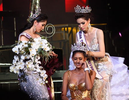 Sirapassorn ‘Sammy’ Auttayakorn (left) and Panvilas ‘Jele’ Mongkol (right) award the Miss Tiffany’s Universe 2013 crown to Netnapada “Neck” Kalyanon.