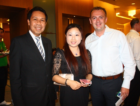 (L to R) Tsix5 Hotel GM Sompat Jantawan poses with Hao Hao, Sales Manager for Ratanaboon Trans and Tour Co., Ltd. and Garth Solly, Vice President of Skål International Pattaya and East Thailand and GM of Holiday Inn.