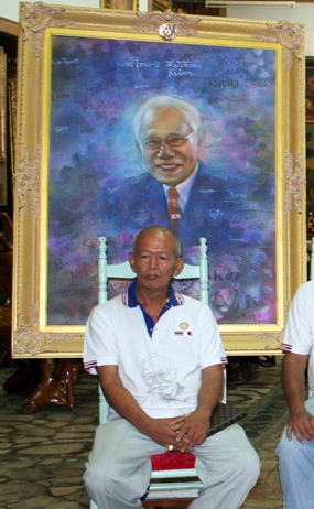 Artist extraordinaire, Past President Nit Duangdee sits pensively in front of his finished ‘Masterpiece for Peace’.