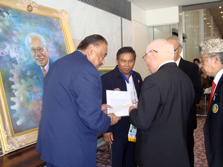 PDG Pratheep Malhotra presents President Tanaka with letters written by Rotarians in the restive southern provinces of Thailand in the hope that Rotary can play a part in bringing peace to their communities again.