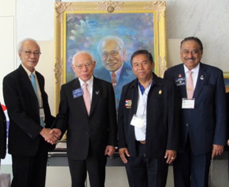 RI President Sakuji Tanaka graciously thanks District Governor Thatree Leetheeraprasert, PP Noppadol Sangma and PDG Pratheep S. Malhotra for a most meaningful symbol of peace.