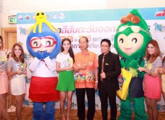 Chonburi Gov. Khomsan Ekachai (center) leads the announcement of the upcoming Colors of the East festival.