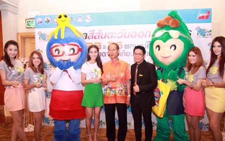 Chonburi Gov. Khomsan Ekachai (center) leads the announcement of the upcoming Colors of the East festival.