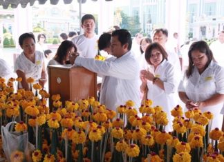 Guests donate funds for the new Buddhism center in Thailand’s northeast.