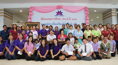 Mike Shopping Mall collected blood donations and handed out scholarships at a benefit for Queen Savang Vadhana Memorial Hospital.