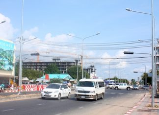 With no working traffic lights, this intersection of Jomtien 2nd Road and Soi Wat Bunkanchanaram is a free-for-all and the site of traffic accidents.
