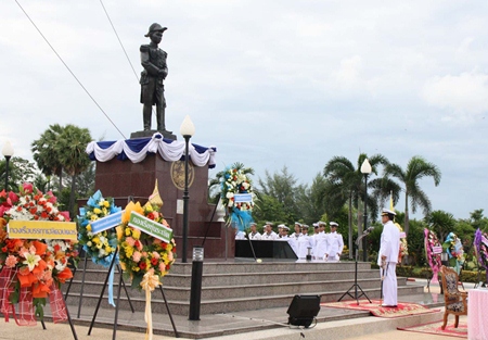 Top military officers pay their respects to a statue of Adm. Abhakara Kiartivongse, prince of Chumphon.