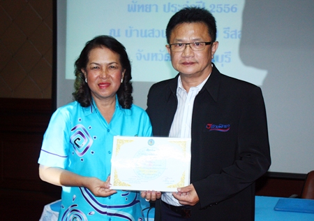 Deputy Mayor Wutisak Rermkitkarn presents a certificate to Ms. Naowarat Khakhay, president of the Pattaya Women’s Development Group.