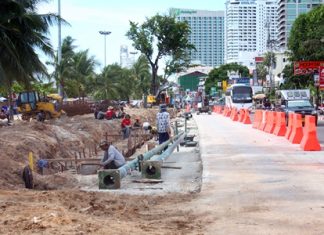 Continuing construction on Beach Road is causing some problems for beach vendors, as tourists are opting to go elsewhere to sunbathe.
