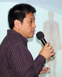 Dr Sujit Banyatpiyaphod, Thoracic Surgeon and Medical Director of the Heart Centre at Bangkok Hospital Pattaya, addresses the club on new findings and treatment of Coronary Artery Disease. Now it is possible to replace the heart lung machine used in complicated surgeries with ‘OPCAB’ or “off-pump coronary artery bypass”. With the OPCAB procedure, the heart is not stopped; instead, the surgical team is able to stabilise portions of the heart while the bypass work is being done.