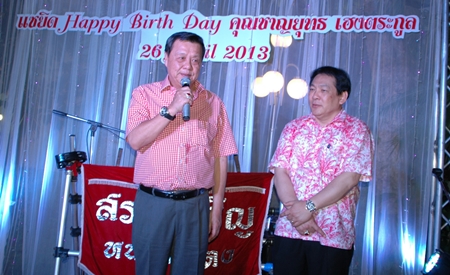 Pol. Lt. Gen. Chat Kuldilok (left), deputy minister of Interior, blesses Chanyuth Hengtrakul on his 60th birthday.