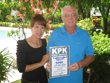 Jim Neilson and his lovely wife hold up the 1st prize KPK Foods voucher.