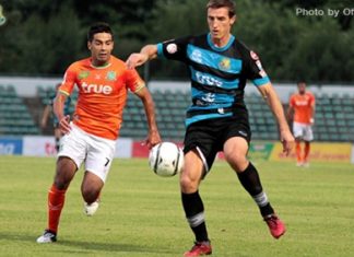 Pattaya United’s Rodion Dyachenko (right) battles for the ball with Bangkok United’s Mohamad Al Hasan during their Toyota Thai Premier League game at the Thai-Japanese Stadium in Bangkok, Saturday, April 27. (Photo/Pattaya United/Offside)