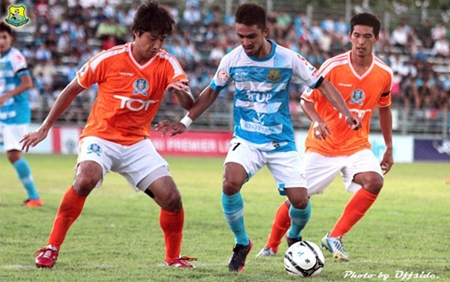 Pattaya United’s Suchart Chayyai (center) battles for the ball with 2 TOT defenders during their Thai Premier League game at the Nong Prue Stadium in Pattaya, Saturday, May 4. (Photo Pattaya United/Offside)