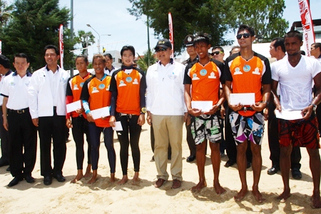 Competition winners pose for a photo with Pol. Maj. Gen. Attakrit Thareechat (standing center), the director of the Government Lottery Office.