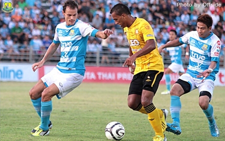 Bangkok Glass forward Leandro Dos Santos (center) evades the challenges of Pattaya United defenders at the Nongprue Stadium in Pattaya, Saturday, May 18. (Photo/ Pattaya United/ Offside)