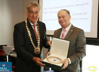 Skål International Bangkok President Dale Lawrence (left) presents the prestigious Malai Sakolviphak Award to Eric Hallin.