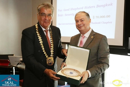 Skål International Bangkok President Dale Lawrence (left) presents the prestigious Malai Sakolviphak Award to Eric Hallin.