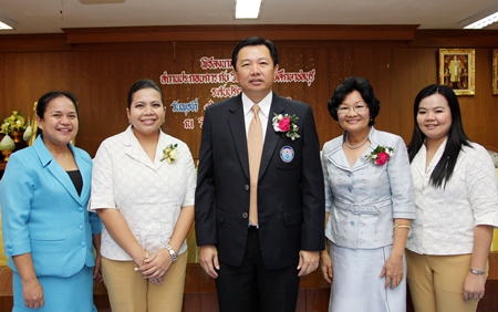 An Internship Programme MOU signing ceremony between the Centara Grand Mirage Beach Resort Pattaya and the Chonburi Vocational College was held recently whereby the two parties agreed to work together in the areas of education with an internship program for 2013. Wittaya Kunplome (centre), President of the Provincial Administrative Organization of Chonburi presided over the event. Dr. Juree Tapvong (2nd right), Director of Chonburi Vocational College. Daranat Nuchaikaew and Wilasinee Laohanan represented the college, while Daranat Nuchaikaew, Director of Human Resources and Atcharaporn Namdee, Training Manager represented the Centara Grand Mirage Beach Resort Pattaya.