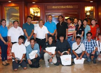 In order to enhance the public’s understanding of government policies, Thaweepong Wichaidit (standing 5th left, behind) together with Thitti Jantaengpol (standing 4th left), deputy manager of Pattaya Special Land and Connecting Areas Office and Designated Areas for Sustainable Tourism Administration (DASTA), hosted a lunch for members of the media led by Amporn Saengkaew (standing 6th left), president of the Pattaya Media Association at the Montien Hotel Pattaya recently.