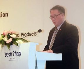 Industry Ministry Permanent Secretary Withun Simachokdee begins the meeting of the Southeast Asia Iron & Steel Institute.