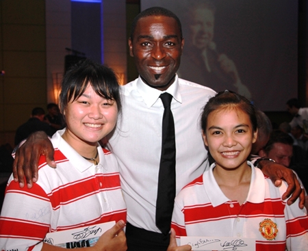 Andy Cole poses with 2 happy young United fans from the Mechai Pattana School.