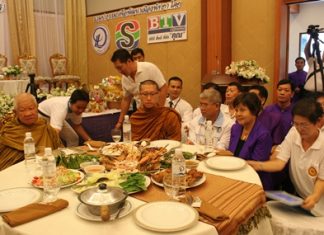 Sopin Thappajug, MD of Diana Group, and her staff and friends present lunch to Luangphor Viriyang Sirintharo and his followers.