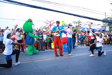 Siripong-Thassana Kaewploy, winners of the song composition contest for the 5th Eastern Fair, perform their winning number.