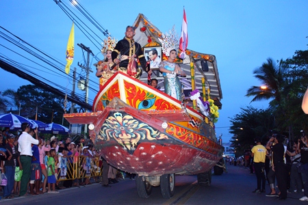 The Floating Market takes part in the parade with their giant boat float adorned with King Taksin statue.