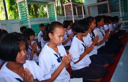 Students from Pattaya School No. 5 take part in religious ceremonies during the 62nd anniversary celebrations for their school.