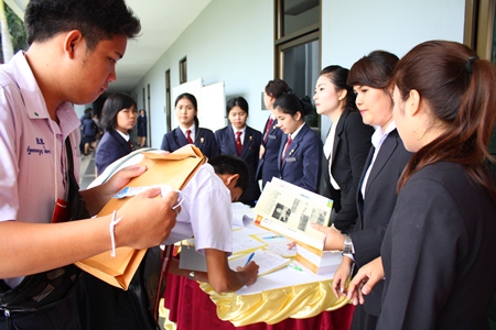 Freshman reporting to the orientation amidst the welcome of upper classmen and professors.