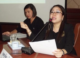Pattaya spokeswoman Yuwathida Jeerapat briefs the students on the economic and tourism-industry impacts of the AEC.