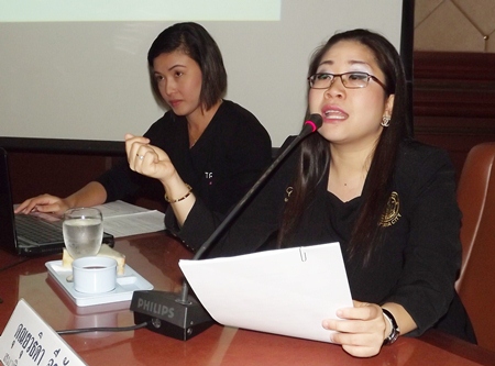 Pattaya spokeswoman Yuwathida Jeerapat briefs the students on the economic and tourism-industry impacts of the AEC.
