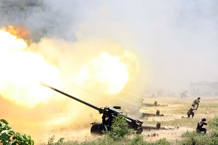 Soldiers practice firing their big guns during the annual Air and Coastal Defense Command exercise in Sattahip.