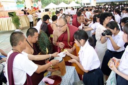 Chonburi citizens gather to present alms on Visakha Bucha Day.