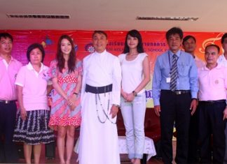Father Peter Pattarapong Srivorakul, Sakniran Jitsom of Siam Kolkarn Music School, Channel 3 presenter Preeraya Daengprasit, and artist Aarda Kraipheerphan from KPN stage, along with teachers and officials from the Father Ray Foundation announce the contest.