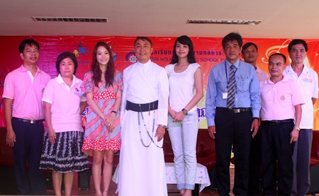 Father Peter Pattarapong Srivorakul, Sakniran Jitsom of Siam Kolkarn Music School, Channel 3 presenter Preeraya Daengprasit, and artist Aarda Kraipheerphan from KPN stage, along with teachers and officials from the Father Ray Foundation announce the contest.