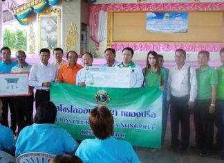Members of the Lions Club of Pattaya-Nongprue present a 40,000 baht water filter to Nongprue Mayor Mai Chaiyanit, who accepted it on behalf of Map Yai Lia residents.