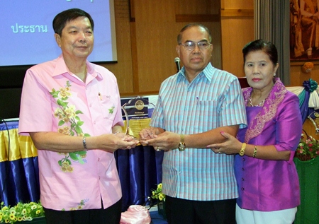 Chonburi Deputy Gov. Pornchai Kwansakul (left) recognizes the Dulayaprapha family, one of two model examples for the 2013 Family Forum.