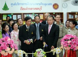 Thailand Corrections Department Deputy Director Somak Rangseeyopas and Sukhothai Managing Director Chailert Pichitpornchai cut the ribbon for the latest Special Education Center.