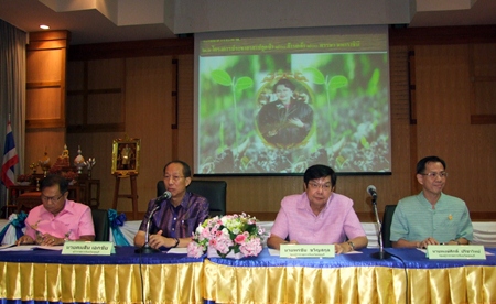 Chonburi Gov. Khomsan Ekachai (2nd left) meets with officials to discuss their monthly agenda.