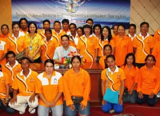 Pattaya Environment Office staff gather around Mayor Itthiphol Kunplome after the seminar.