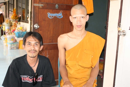 Novice monk Khajornwat Chanuthattmumophikhu (right) won 6 million baht in the government lottery.  He promised not to spend the money until after he defrocks on July 1.