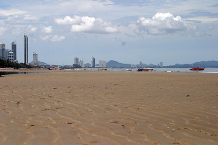 A combination of seasonal tides and lunar cycles has been turning Jomtien into an ocean of sand during low tide.