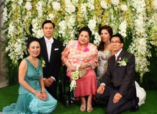 Thanpuying Bhansawli Kittiyakarn (center) blesses the newlywed couple and family (L to R) Achana Snitwongse Na Ayuthaya, Phasu Snitwongse Na Ayuthaya, Nutnat Lertprasitchok and Wachornsak Snitwongse Na Ayuthaya.