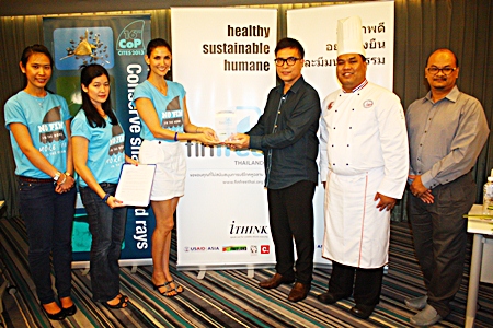 (L to R) Chanadda Thanikulapat from Freeland Foundation, Nancy L. Gibson, Executive Director/Founder of Fin Free Thailand, Cindy Burbridge Bishop, the official ambassador of Fin Free Thailand, dusitD2 baraquda owner Serm Phenjati, Chef de Cuisine Parthomrat Rakkanam and GM Cholathee Nakhamadee announce the hotel has joined the global Fin Free movement to encourage hotels and restaurants to stop serving soup and other meals containing shark fins.