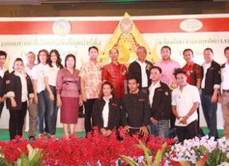 Nong Nooch celebrates U.K. flower show gold with party Culture Minister Sonthaya Kunplome (back row, 5th left), Chonburi Gov. Khomsan Ekachai (back row, 7th left) and Pattaya Mayor Itthiphol Kunplome (back row, 8th left) along with others congratulate Nong Nooch Tropical Garden director Kampol Tansajja (back row, 6th left) for the park’s great achievement.
